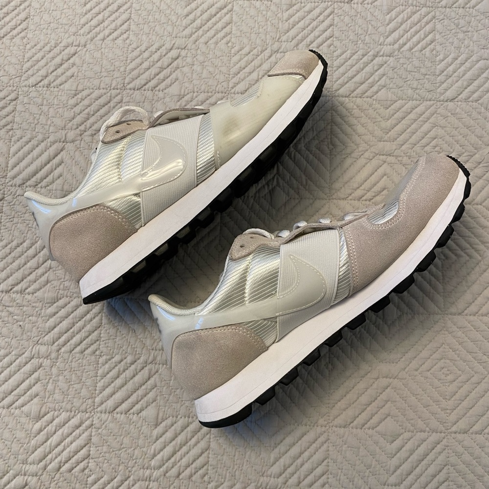 Nike Tennis Shoes - Picture 4 of 10